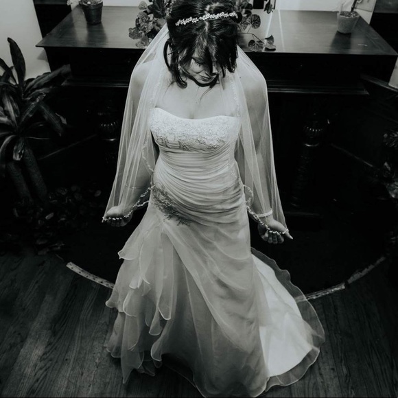 Strapless wedding dress - Picture 3 of 8